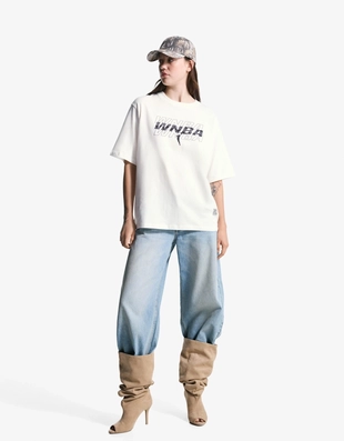 Спортивная футболка WNBA с короткими рукавами и цифровым принтом- Заказать в России