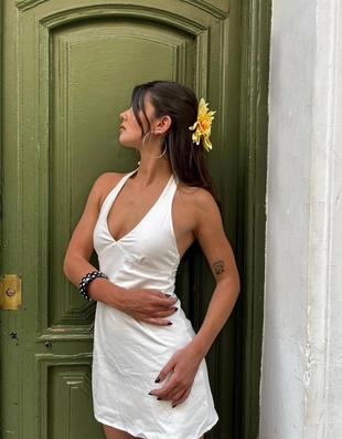 Мини-платье из смесового льна с горловиной халтер- Заказать в России