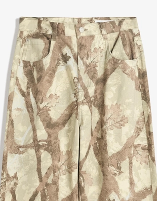 Джинсы свободного кроя с принтом- Заказать в России