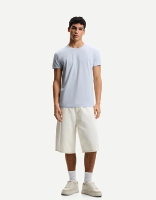 Футболка с отворотами на рукавах и вышивкой- Заказать в России