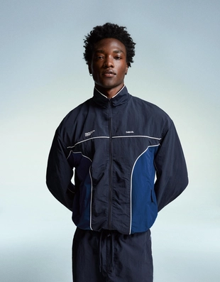 Куртка в спортивном стиле из высокотехнологичной ткани- Заказать в России