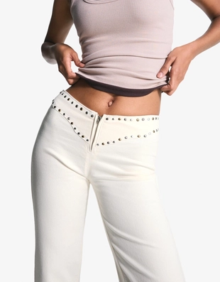 Брюки с декоративными заклепками на поясе и молнией- Заказать в России