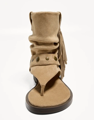 Сандалии на плоской подошве с голенищем и бахромой- Заказать в России