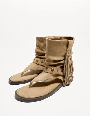 Сандалии на плоской подошве с голенищем и бахромой- Заказать в России