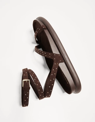 Сандалии на плоской подошве с заклепками- Заказать в России