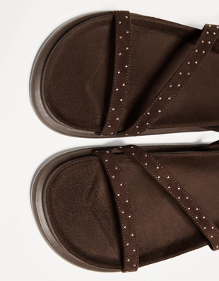 Сандалии на плоской подошве с заклепками- Заказать в России