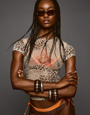 Футболка  из полупрозрачной ткани с короткими рукавами и принтом- Заказать в России