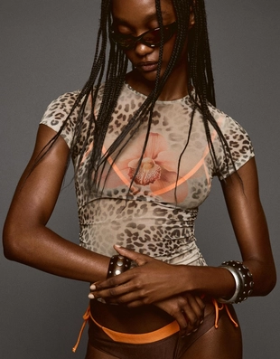 Футболка  из полупрозрачной ткани с короткими рукавами и принтом- Заказать в России