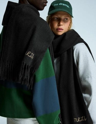 Bershka Шарф с вышивкой