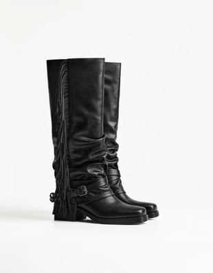 Bershka Ботфорты на плоской подошве с бахромой