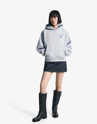 Bershka Джемпер с капюшоном и принтом