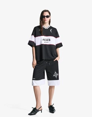 Bershka Спортивные шорты-бермуды WNBA купить с доставкой.