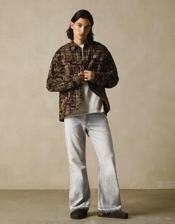 Расклешенные джинсы прямого кроя- Заказать в России