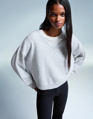 Bershka Свитер с V-образным вырезом, мягкий на ощупь