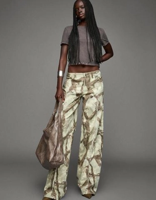 Bershka Джинсы-бойфренды с принтом