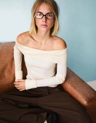 Bershka Фактурный свитер с открытыми плечами