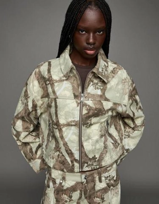 Bershka Укороченная джинсовая куртка с принтом