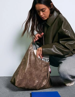 Bershka Сумка из лакированной кожи