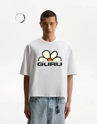 Укороченная футболка с короткими рукавами с принтом GURU