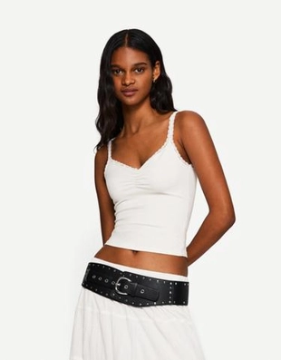 Bershka Топ с кружевом на бретелях купить с доставкой.