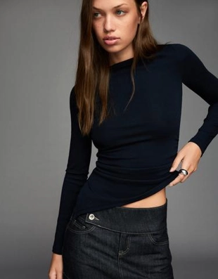 Bershka Футболка асимметричного кроя с длинным рукавом купить с доставкой.