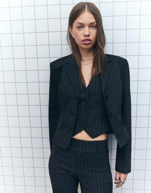 Bershka Приталенный блейзер купить с доставкой.