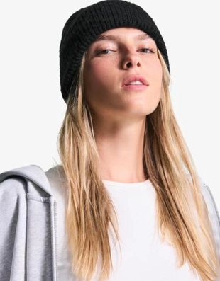 Bershka Шапка базовая купить с доставкой.