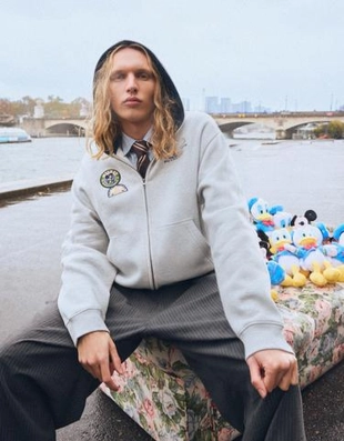 Bershka Укороченная толстовка на молнии с принтом DISNEY