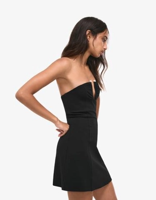 Мини-платье из блестящей ткани с вырезом- Заказать в России