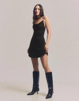 Платье с драпировкой на бретелях-цепочках- Заказать в России