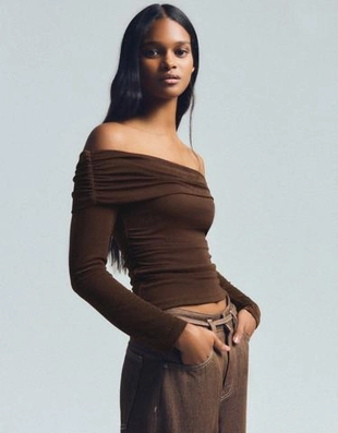 Топ с открытыми плечами из блестящей ткани с рельефным узором- Заказать в России