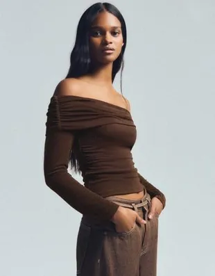 Топ с открытыми плечами из блестящей ткани с рельефным узором- Заказать в России