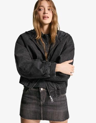 Джинсовая куртка-бомбер с капюшоном и заклепками