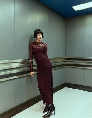 Кружевное платье миди с длинными рукавами