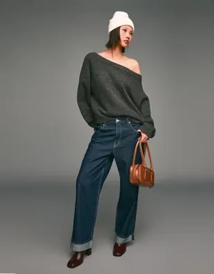 Свитер в рубчик с вырезом «бандо»- Заказать в России