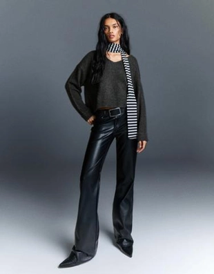 Bershka Свитер с V-образным вырезом и мягким прикосновением