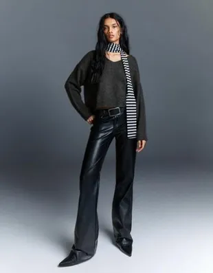 Свитер с V-образным вырезом и мягким прикосновением- Заказать в России