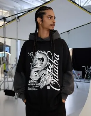 Футболка с коротким рукавом и драконом в цифровом фильтре- Заказать в России