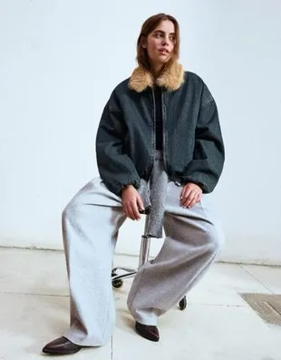 Джинсовая куртка с воротником из искусственного меха