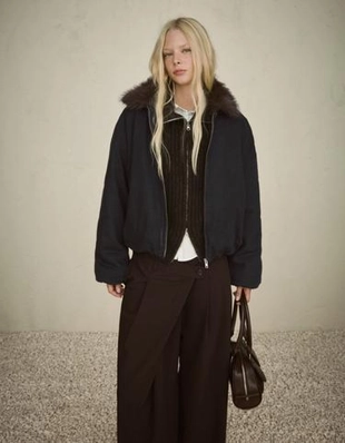 Bershka Джинсовая куртка с воротником из искусственного меха