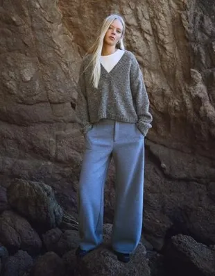 Свитер свободного кроя с V-образным вырезом- Заказать в России