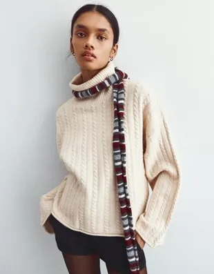 Свитер с высоким воротником и узором «косы»