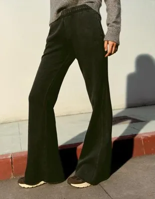 Расклешенные брюки из мягкой ткани с необработанным краем