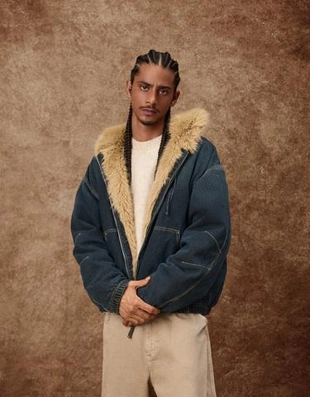 Джинсовая куртка с воротником из искусственного меха