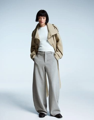 Брюки объемного кроя, зауженные книзу