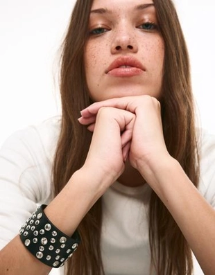 Браслет из искусственной кожи с заклепками