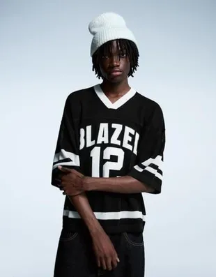 Футболка с коротким рукавом и спортивным мешком с принтом