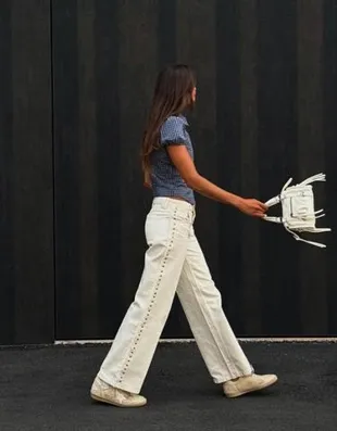 Брюки с прямыми штанинами, необработанными кромками и люверсами