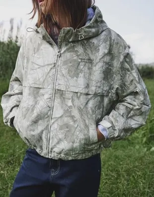 Пуховик с принтом и капюшоном- Заказать в России