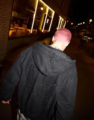 Джинсовая куртка с заклепками